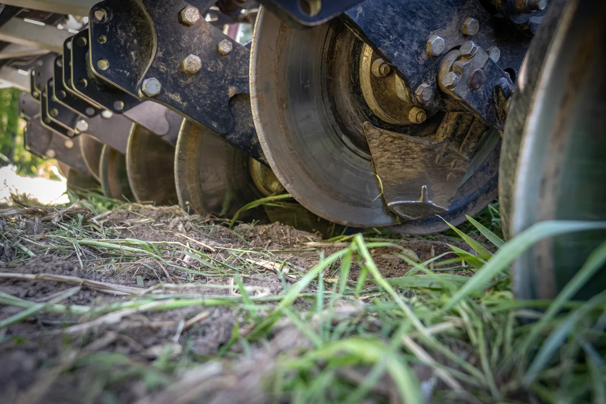 Mit diesem Pflug geht Denzler nur alle 75 Zentimeter in den Boden hinein. Eine Maschine auf einem Acker.